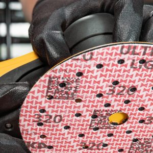 Lijadora Mirka Deros II y disco Ultimax Ligno en acción