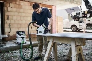 utilizando una sierra Festool TS 55 FEBQ-Plus con un aspirador